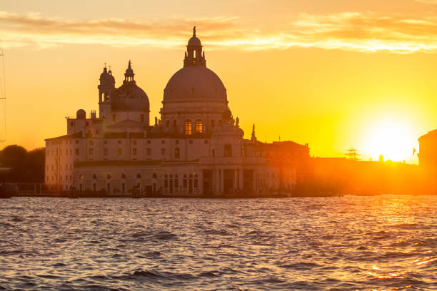 zachód słońca za kościołem madonna della salute w wenecji - madonna della salute zdjęcia i obrazy z banku zdjęć