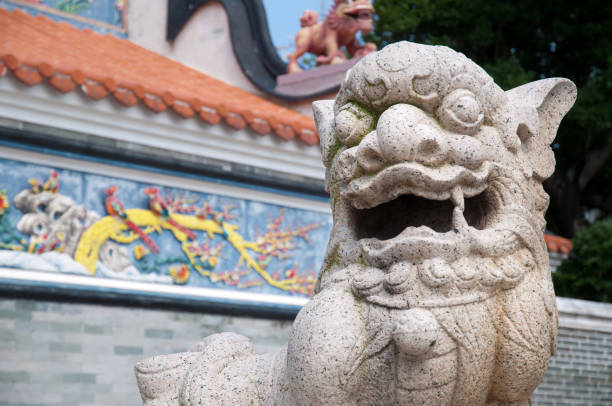 leão guardião fora templo pak tai cheung chau, hong kong - outlying islands - fotografias e filmes do acervo