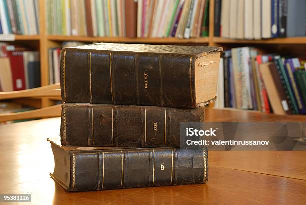 Livros Na Biblioteca - Fotografias de stock e mais imagens de Antigo - Antigo, Azul, Biblioteca