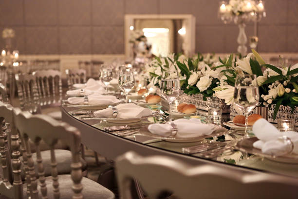 ajuste de la tabla en una recepción de boda de lujo - wedding reception wedding table hotel reception fotografías e imágenes de stock