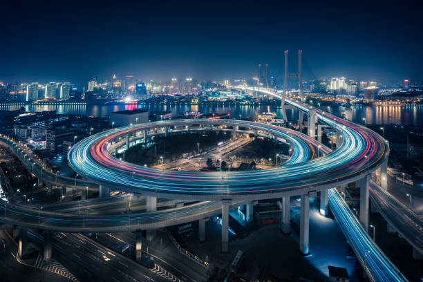 brücke-verkehr in der nacht in shanghai china - blurred motion bridge business blue stock-fotos und bilder