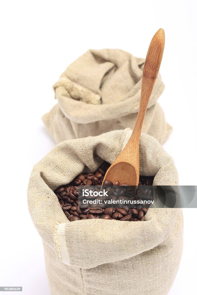 Grains de café dans le sac de toile - Photo de Cuillère libre de droits