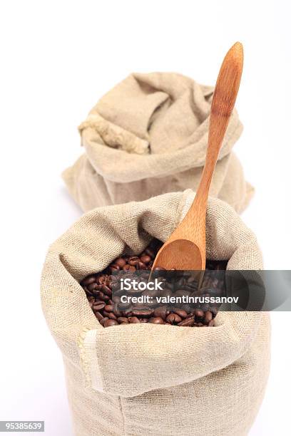 Photo libre de droit de Grains De Café Dans Le Sac De Toile banque d'images et plus d'images libres de droit de Cuillère - Cuillère, Haricot, Image en couleur