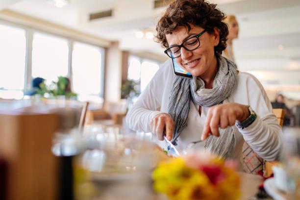 istock Woman at a restaurant 953857962