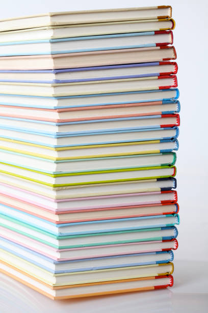 stapeln von bunten bücher auf weiß - workbook paperback book stack stock-fotos und bilder
