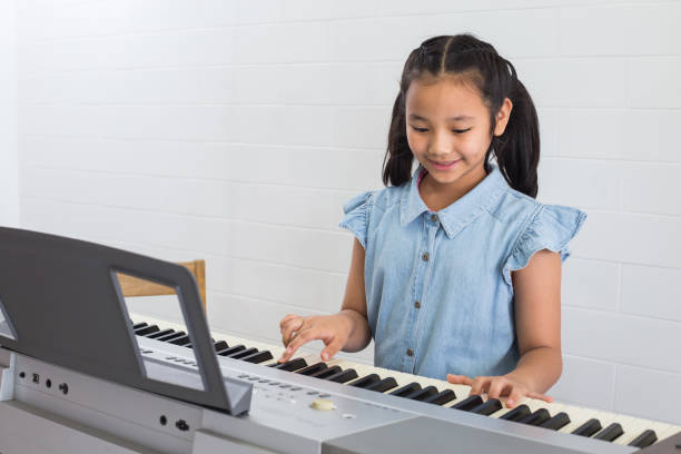 istock Asian girl music 953873264