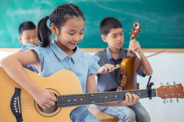 musique pour enfants - guitar child music learning photos et images de collection