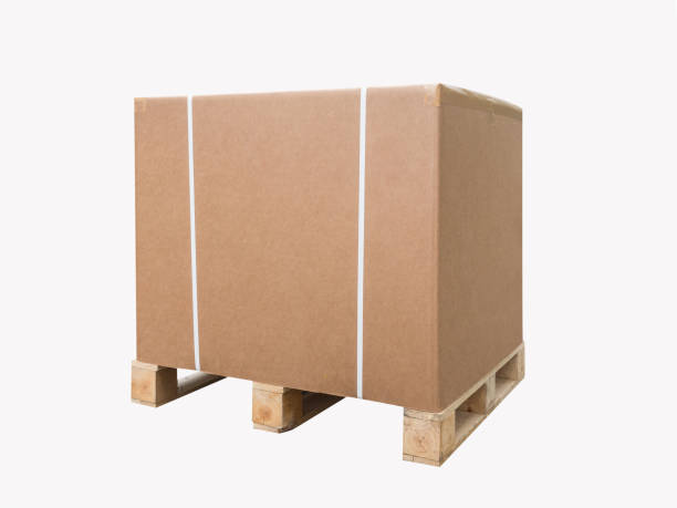 istock Cardboard boxes on a pallet. Isolated on white background. Large box for export goods 953873812