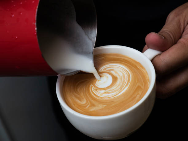 barista ravvicinato premendo il caffè macinato in portafilter manomettendo la produzione di caffè - tampering foto e immagini stock
