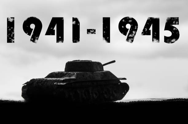 silueta de un tanque contra un fondo de cielo de nubes oscuras. la segunda guerra mundial. 1941-1945. 9 de mayo. día de la gran victoria - 1945 fotografías e imágenes de stock