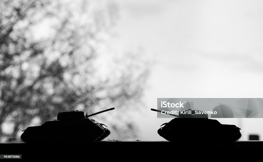 due serbatoi di fronte alla silhouette nel cielo scuro bianco e nero. Il concetto di guerra - Foto stock royalty-free di Corea del Nord