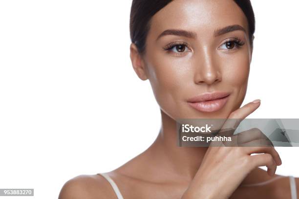 Rostro De Mujer De Belleza Retrato De Hermosa Mujer Con Maquillaje Perfecto Foto de stock y más banco de imágenes de A la moda