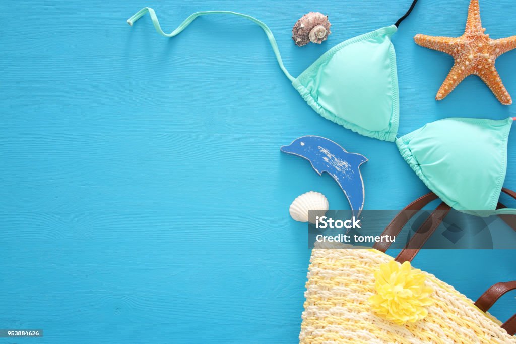 Urlaub und Sommer Bild mit Sea Life-Style-Objekten und Minze Bikini über blauen hölzernen Hintergrund. - Lizenzfrei Abenteuer Stock-Foto