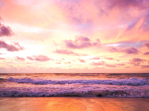 Colorido atardecer en la playa tropical con hermoso cielo photo