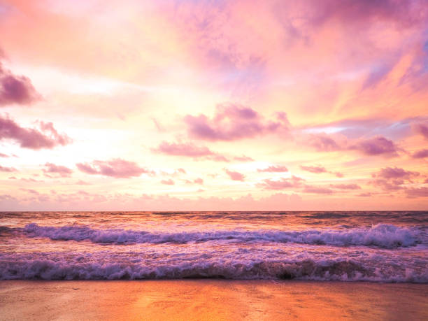 色鮮やかな夕焼け空の美しい熱帯のビーチを - ロマンチックな空 ストックフォトと画像