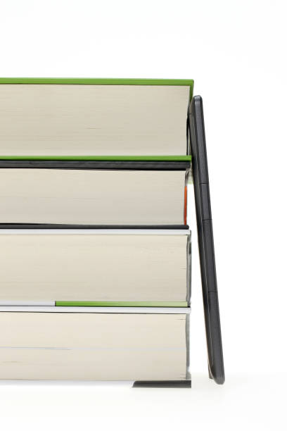 stapel bücher mit ereader reader auf weiß - workbook paperback book stack stock-fotos und bilder