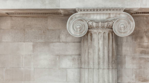 古代イオン列の装飾的な詳細 - 柱 ストックフォトと画像