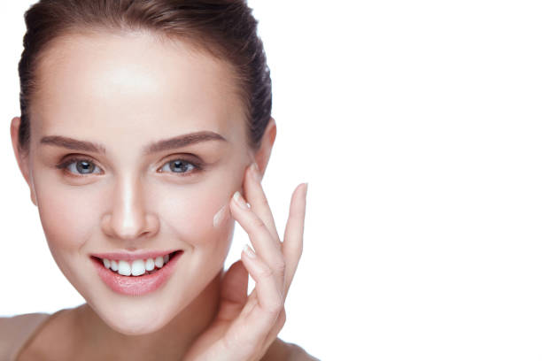 istock Beauty Makeup. Woman With Beautiful Makeup Applying Foundation 953911132