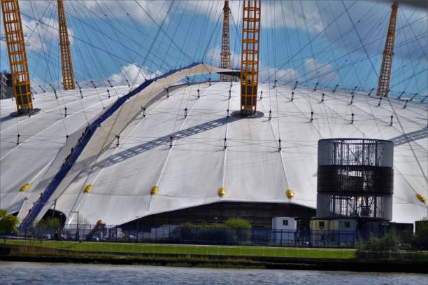 istock Emirates Cable and MBNA Thames Clipper Boat 953918624