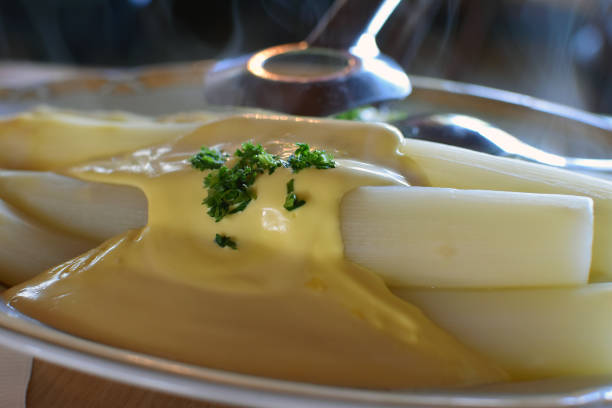A classic dish of asparagus spears served with hollandaise sauce.