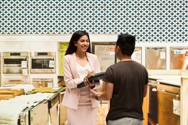 istock Sales woman with customer 953936354