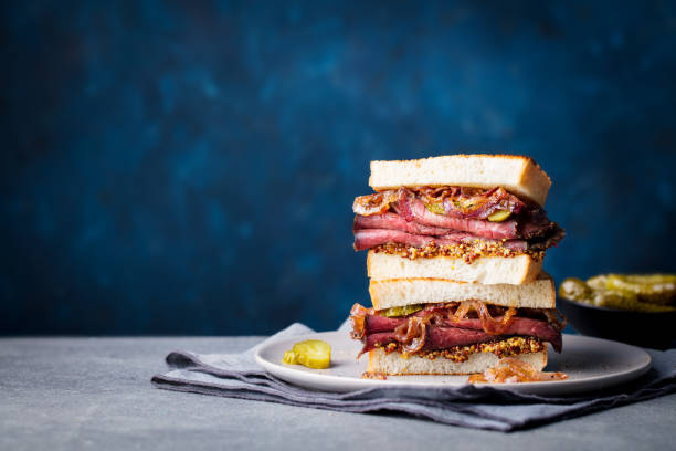sandwich de boeuf rôti sur une assiette avec des cornichons. copiez l’espace. - sandwich delicatessen beef roast beef photos et images de collection