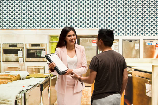istock Sales woman with customer 953937760