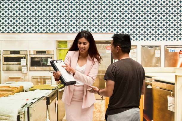 istock Sales woman with customer 953938352