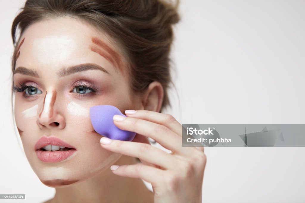 Cara Maquillaje Belleza Hermosa Mujer Aplicar Maquillaje Con Esponja Foto de stock y más banco de imágenes de Cara antropomórfica - iStock Cara Maquillaje Belleza Hermosa Mujer Aplicar Maquillaje Con Esponja Foto de stock y más banco de imágenes de Cara antropomórfica - iStock