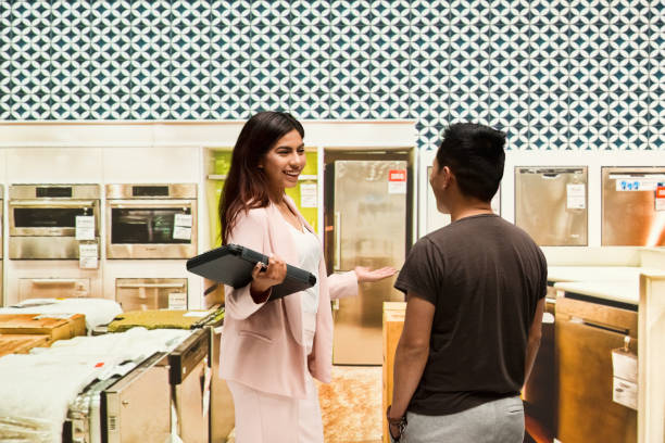 istock Sales woman with customer 953945560