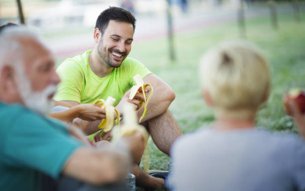 공원에서 휴식. - apple eating healthy eating friendship 뉴스 사진 이미지