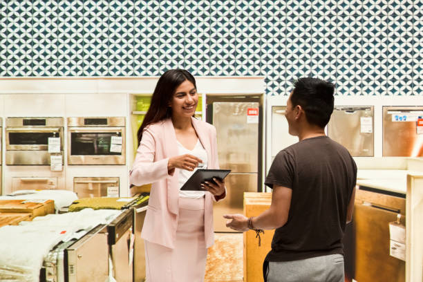 istock Sales woman with customer 953952228