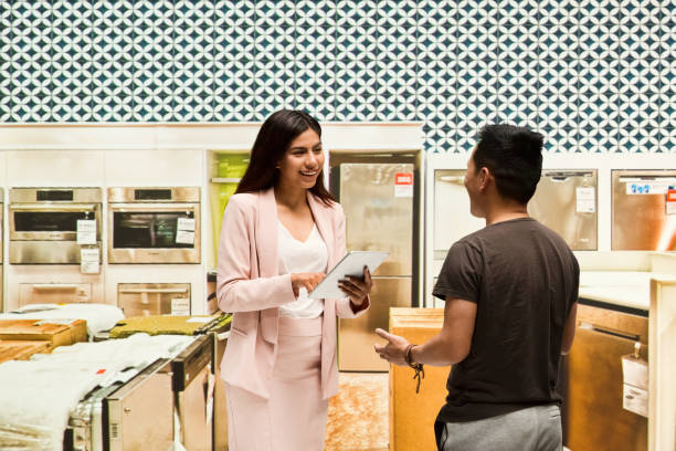 istock Sales woman with customer 953952794