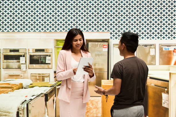 istock Sales woman with customer 953952904