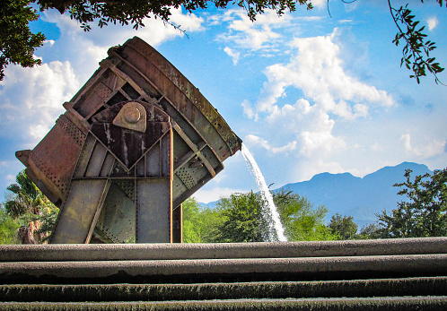 Metal fusión fuente de horno, en el Parque Fundidora, Monterrey, México, con colores brillantes photo