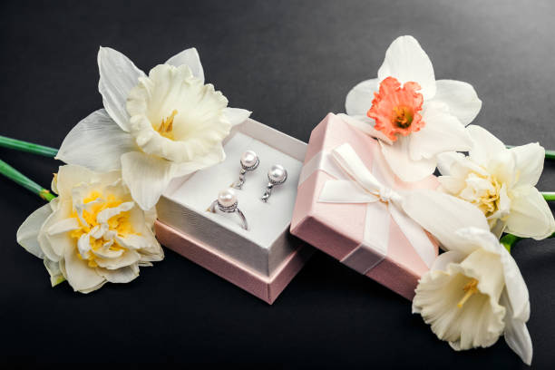 conjunto de joyería de la perla en caja de regalo con flores. pendientes de plata y anillo con perlas como regalo para el día de la madre. - jewelry ring silver mother of pearl fotografías e imágenes de stock