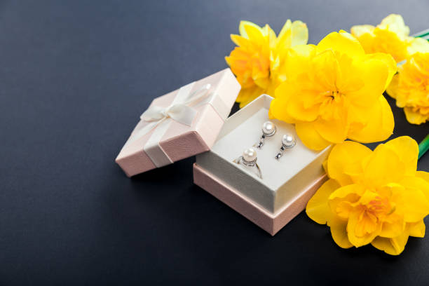 conjunto de joyería de la perla en caja de regalo con flores. pendientes de plata y anillo con perlas como regalo para el día de la madre. - jewelry ring silver mother of pearl fotografías e imágenes de stock