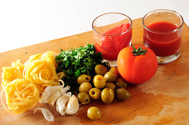 Verdure fresche sul Tagliere e pasta - foto stock