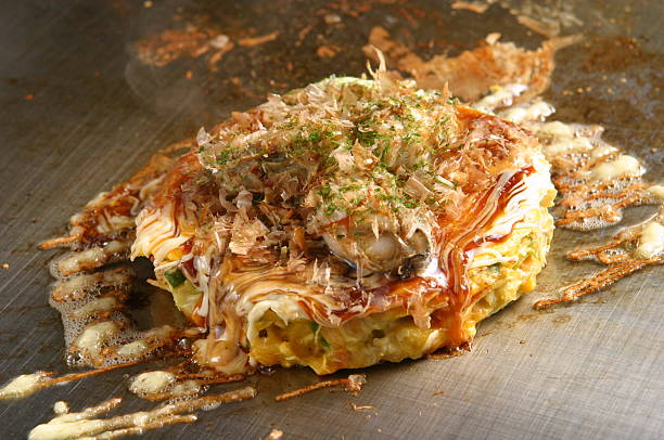 굴 가장 사랑하는 오코노미야키 - okonomiyaki 뉴스 사진 이미지