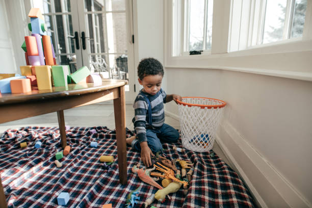 responsabiliser l’enfant. - chores photos et images de collection