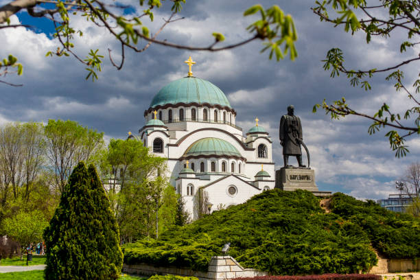 patrząc na katedrę świętej sawy i pomnik karageorge petrovitch - belgrade serbia zdjęcia i obrazy z banku zdjęć