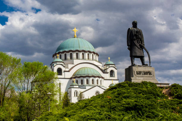 patrząc na katedrę świętej sawy i pomnik karageorge petrovitch - belgrade serbia zdjęcia i obrazy z banku zdjęć