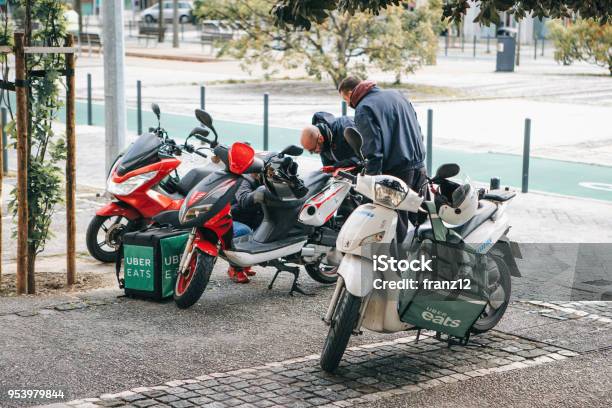 Pracownicy Uber Eats Dostawczy Skuter Z Sakwy - zdjęcia stockowe i więcej obrazów Biuro - Biuro, Boczna torba, Czas