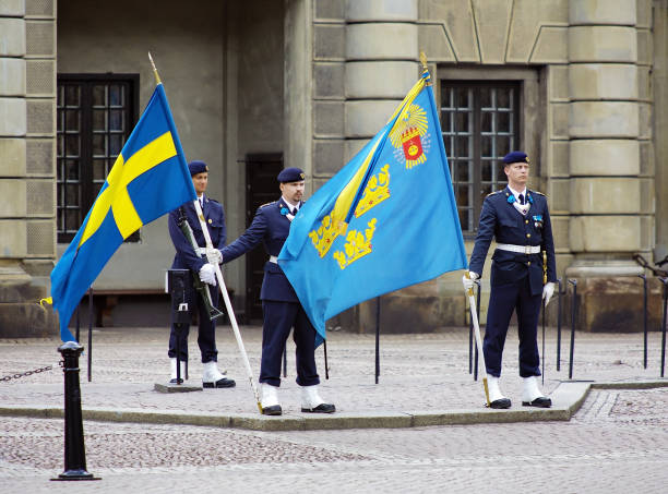 soldaten mit fahnen an den hof des königlichen palastes in stockholm, schweden - stadsholmen stock-fotos und bilder