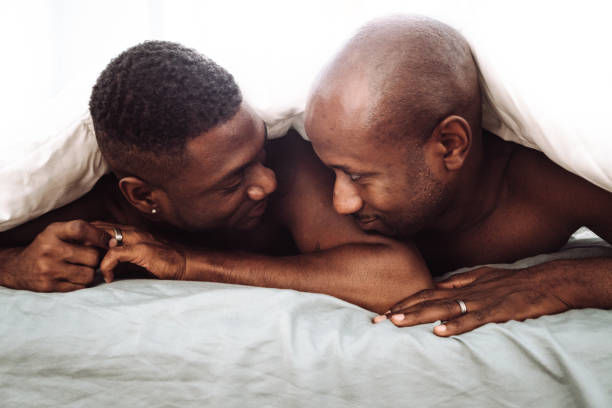 게이 커플 침대에서 섹스를가지고 - sexual activity black couple african descent 뉴스 사진 이미지