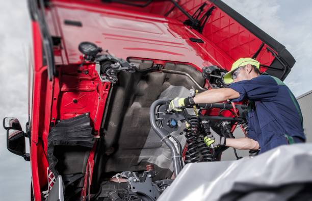 ciężarówka pod konserwacją - mechanic zdjęcia i obrazy z banku zdjęć