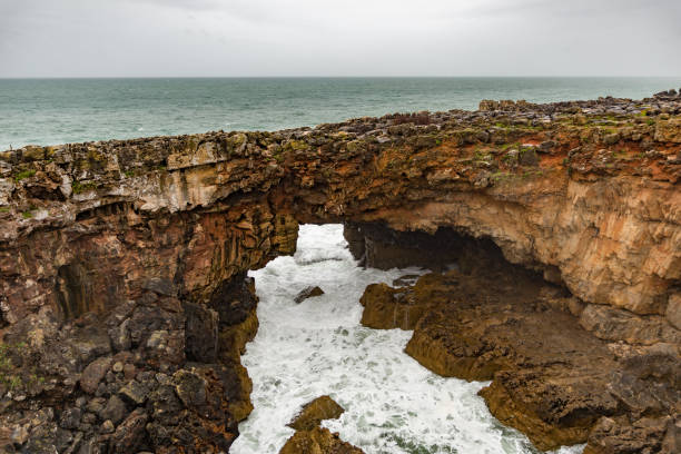 istock mouth of hell, cascais 953994024