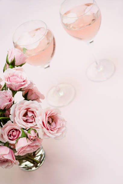 plano coloca com vinho rosé - rose mothers day flower pink - fotografias e filmes do acervo