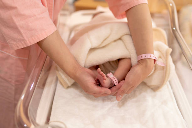 istock Mother holding baby's leg 954011788