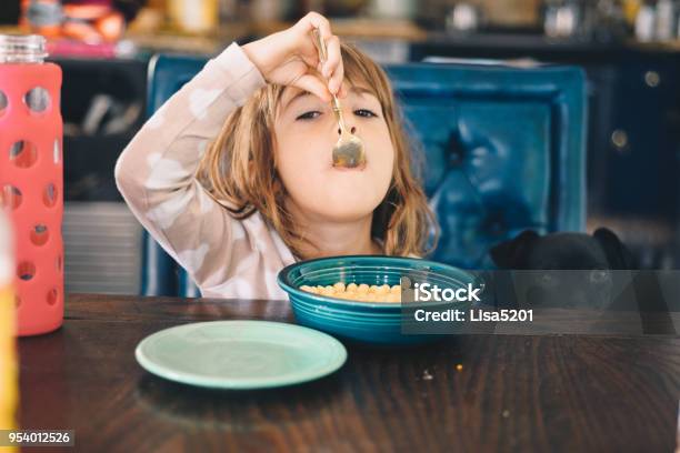 Foto de Refeição Matinal e mais fotos de stock de Cereal do café da manhã - Cereal do café da manhã, Criança, Comer